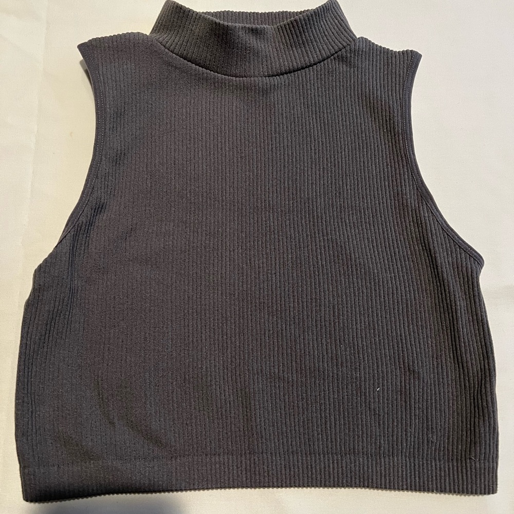 Cropped tank with small turtle neck